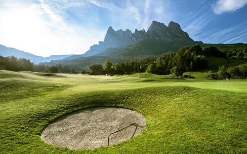 Golfing at the foot of the Schlern in the Dolomites in Seis am Schlern