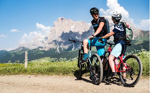 Bike tour on the Seiser Alm in South Tyrol with view of the Dolomites