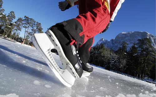 Pattinaggio su ghiaccio nell'area vacanze Alpe di Siusi nel cuore delle Dolomiti